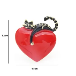 Coeur rouge avec chat paresseux - broche en émail