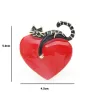 Coeur rouge avec chat paresseux - broche en émail