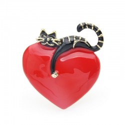 Rødt hjerte med lat katt - emaljebrosje