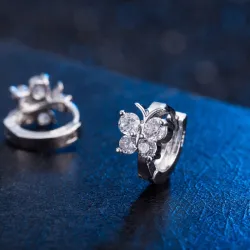 Boucles d'oreilles rondes en argent avec papillon en cristal