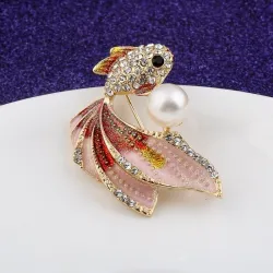 Poisson rouge en cristal avec une perle - broche élégante