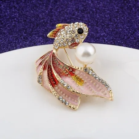 Poisson rouge en cristal avec une perle - broche élégante
