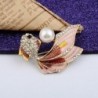 Kristall-Goldfisch mit Perle – elegante Brosche