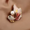 Kryształowa złota rybka z perłą - elegancka broszkaBroszki