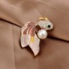 Kristall-Goldfisch mit Perle – elegante Brosche