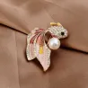Krystallgullfisk med en perle - elegant brosje