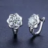 Boucles d'oreilles élégantes en argent - avec fleur en cristal