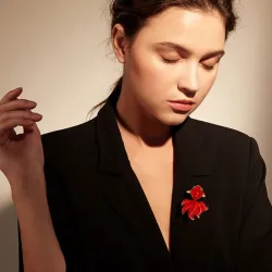 Złota rybka z czerwonego kryształu - elegancka broszkaBroszki