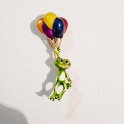 Grön groda med färgglada ballonger - brosch