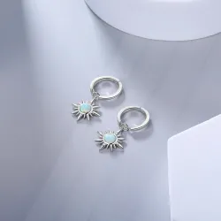 Boucles d'oreilles rondes avec une étoile / opale