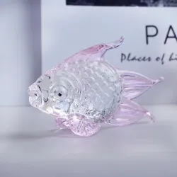 Fargerik gullfisk-figur i krystall