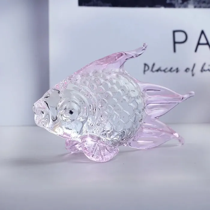 Fargerik gullfisk-figur i krystall