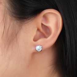 Klassiska små örhängen - med en rund vit kristall