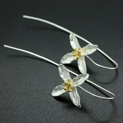Flor prateada com quatro folhas - brincos