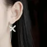 Flor prateada com quatro folhas - brincos