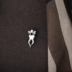 Tand med krystalkrone - broche