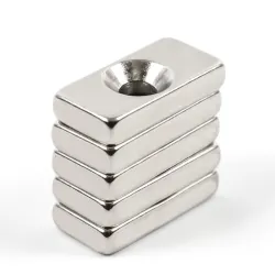 N35 Neodyymimagneettilohko 4mm reiällä 20 * 10 * 4mm 10 kpl