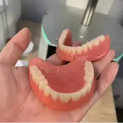 Conjunto completo para prótese dentária total com estojo, escova de dentes e removedor.