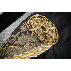 Giacca nera con ali d'oro ricamate