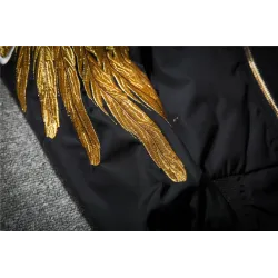 Giacca nera con ali d'oro ricamate