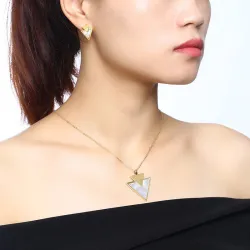 Lähellä hotellia Love & Triangle Stylish Jewelry Set