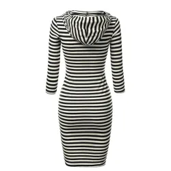 Vestido com capuz listrado com bolsos