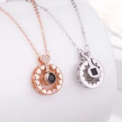 Hänge med 100 språk projektion jag älskar dig ros & silver halsband