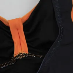 Baño y ropaUn traje de baño con empuje