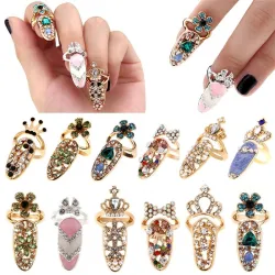 Nail sormus kristallien kanssa