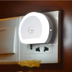 Plugue do carregador USB duplo LED com luz do sensor