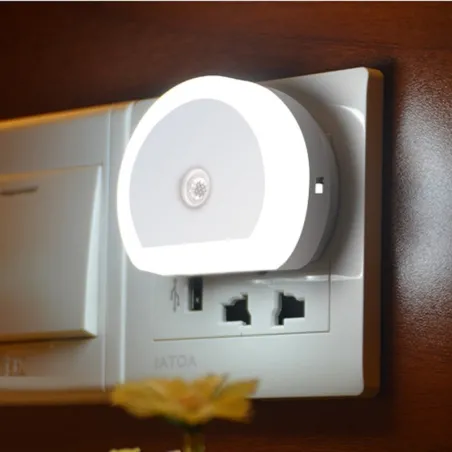 Plugue do carregador USB duplo LED com luz do sensor