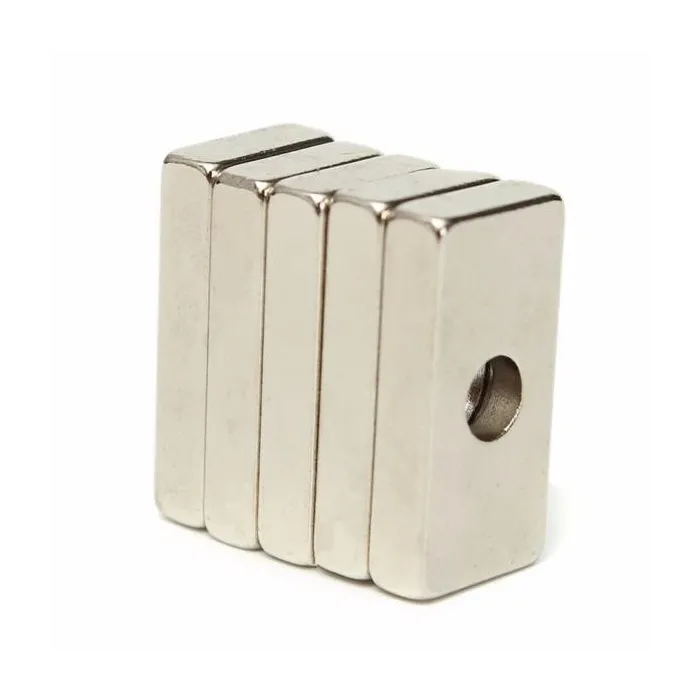 N35N35 potente imán cuboide de neodimio 20 * 10 * 4mm con agujero de 4mm 5 piezas