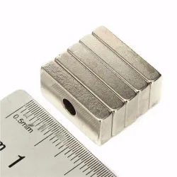 N35 stark neodymiumkuboid magnet 20 * 10 * 4mm med 4mm hål 5 st