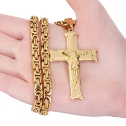 Collier en acier inoxydable doré avec croix