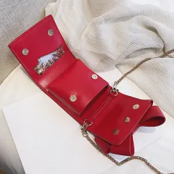 Pieni elegantti pussi keula ja ketju