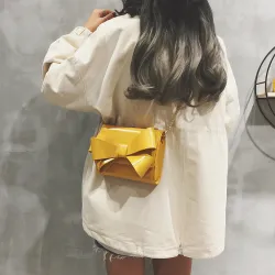 Piccola borsa elegante con prua e catena