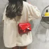 Piccola borsa elegante con prua e catena