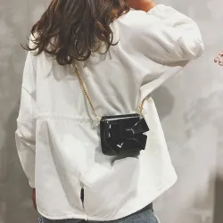 Liten elegant väska med båge & kedja