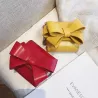 Piccola borsa elegante con prua e catena