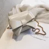 Piccola borsa elegante con prua e catena