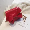 Piccola borsa elegante con prua e catena