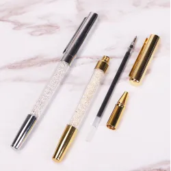 Stylo à bille avec des cristaux de diamant
