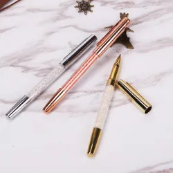 Stylo à bille avec des cristaux de diamant