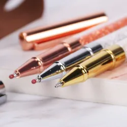 Stylo à bille avec des cristaux de diamant