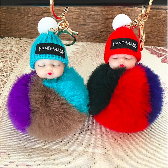 Boneca de bebê dormindo - chaveiro com pompom de pele