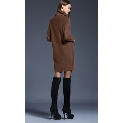 Lång stickad tröja med turtleneck - vinterklänning