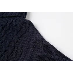 Lång stickad tröja med turtleneck - vinterklänning