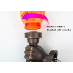 Retro hand med fackla - vägglampa