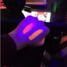 Batom fluorescente - luminoso no escuro