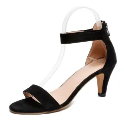 Korkean kantapään pumput - elegantit suede sandaalit takapenkillä